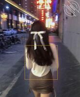 【原创】看见姐姐光着屁股的样子躺在床上,我激动的脱下了裤子爬上了床1