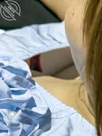 【偷拍胸部】晚上在外面乘凉发现隔壁嫂子胸前走光，赶紧偷拍，可惜光线太暗了2