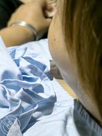 【偷拍胸部】晚上在外面乘凉发现隔壁嫂子胸前走光，赶紧偷拍，可惜光线太暗了