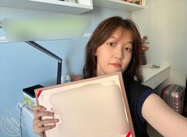 绿帽奴贡献女友生活照供野爹撸管，求野爹羞辱辱骂女友0