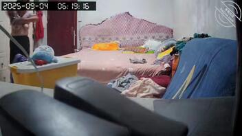 偷拍到了妈妈换衣服