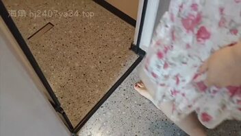 15. 强制放尿，让女儿尿尿给大家看。