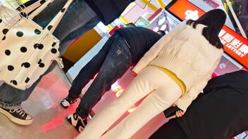 街拍白色紧身裤美女翘臀1