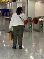 地铁又遇超级重坦克，被我意淫了一路。2