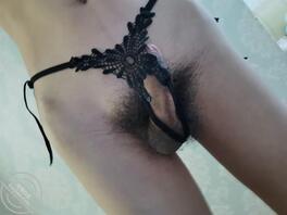 合租离异母狗的抽屉里发现的，丁字裤真的是骚，真是条淫荡的母狗1