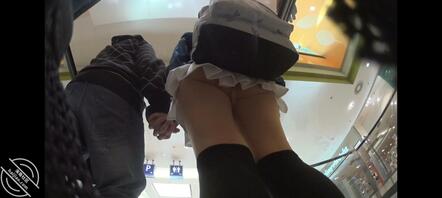 国外商场偷拍白裙丁字裤美女1