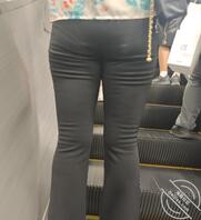 御姐少妇的黑色紧身裤0