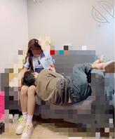 3)让女儿给我按摩头部,躺在女儿美腿蹭着女儿的美乳0