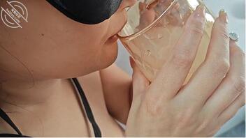 (155)重口来袭!把尿和精液混在一起喂给嫂子喝,直接给嫂子喝吐了0