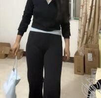 姐姐这大屁股好想后?，给我打视频分享她的新衣服裤子，把我看硬了