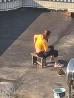 小卖店老板娘在楼顶坐着吹风，衣服都撩起来了1