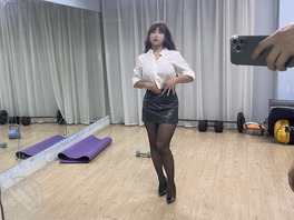 瑜伽教室乱伦 骚舅妈边操边自慰喷尿爆发2