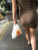 近距离偷拍蜜桃臀、要不是电梯人太多、我也跟进去多拍几张了1