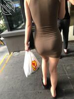 近距离偷拍蜜桃臀、要不是电梯人太多、我也跟进去多拍几张了