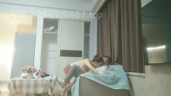 已经快一个星期没近女色了，今天趁着父母外出在房间把怀孕的的姐姐内射了。