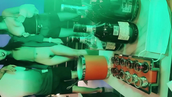 海南换妻会，喝完酒后大家都放开了，把两个骚妻扔床上就扑上去轮流操