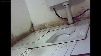 偷拍女同事上厕所  大家看看我第一个帖子帮忙想想办法呗~~