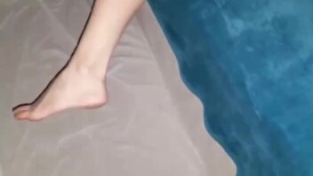 父女乱伦，玩弄睡着的女儿还敢内射母狗女儿身材真好