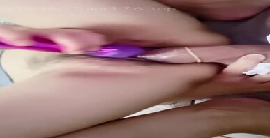 老婆日常自慰，好想找人群p她，发出你们的骚逼老婆