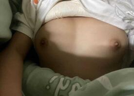 回宿舍第一件事脱衣服，哥哥们想来我宿舍玩弄我吗？2