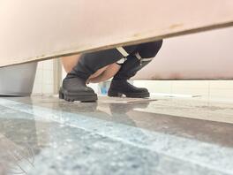 【个人原创 厕拍】超粉微毛逼修长大腿小姐姐放尿盗摄！！！2