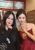 身边的女同学一个成新娘一个是伴娘1