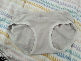 女儿今天不在家，脑袋睡她内衣上，JB睡她内裤上，海角有毒1