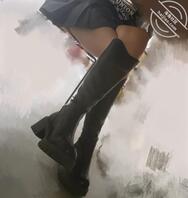 桌底偷拍长靴肉丝女大学生1