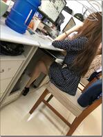 公司新来的女同事，很单纯，哄到家里发了几个三级片给她看，只让摸没让干