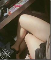 公司新来的女同事，很单纯，哄到家里发了几个三级片给她看，只让摸没让干2