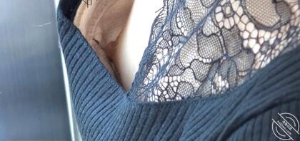 地铁遇到一个姐姐，奶头都露出来了2