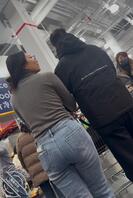 眼镜少妇灰色上衣包裹着大奶子 大屁股也是格外引人注目 竟下意识掰开屁股？1