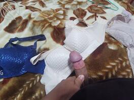 没事就玩玩丈母娘的奶罩子撸一撸1