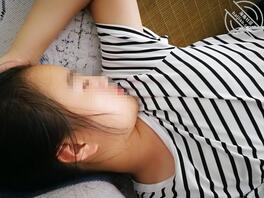 偷偷潜入堂妹家，撸射妹妹裙子胸罩0