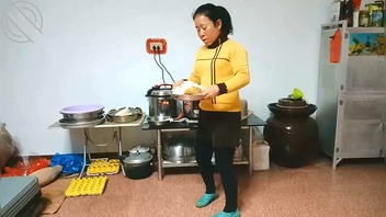 我和农村妈妈的夫妻生活,老妹做完饭去老妹的房间打扫卫生在老妹房间做了一次1