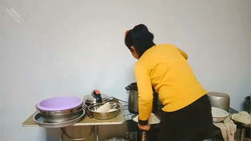 我和农村妈妈的夫妻生活,老妹做完饭去老妹的房间打扫卫生在老妹房间做了一次2