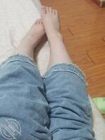 我给你看脚，你可以给我看看鸡巴嘛