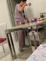 兄弟们我用妈妈水杯洗鸡巴，洗完鸡巴水妈妈喝了