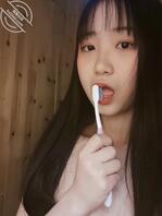 手机奴隶上篇,无意中发现了女友表妹手机里的视频,反差狂欢0