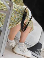 偷拍女同学美腿 一直撩裙子露大腿 不知道是什么意思 没忍住拍了几张2