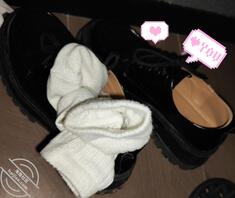 打胶室友的小皮鞋小白袜,第二天还穿上,趁机偷拍裙底0