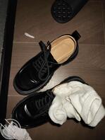 打胶室友的小皮鞋小白袜,第二天还穿上,趁机偷拍裙底1