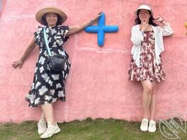 两母女都是老师，你觉得哪个更骚，想肏哪个？1