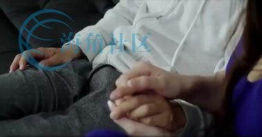 在我旁友家做客，晚上被她妈妈睡了