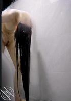 小姨子洗澡好想冲进里面干她0