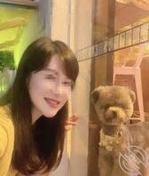 《原创》动人的姐姐在沙发上悠哉的喝着茶,我激动的上去跟姐姐做着爱0