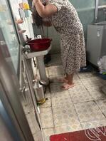 【绝对真实】冒死偷拍骚逼姐姐走光瞬间!骚姐在家不穿内衣来回晃1