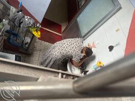 【绝对真实】冒死偷拍骚逼姐姐走光瞬间!骚姐在家不穿内衣来回晃2