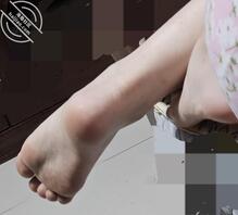 偷拍死婊子姐姐的脚1