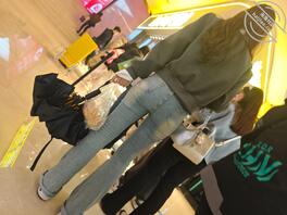 街拍翘臀紧身牛仔裤美女0